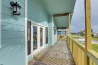 Near Boat Ramp: Home w/ Deck & Grill in Freeport