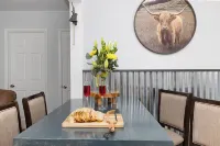 Country Styling - Large TVs, 2 Queens, Located in Town, Nintendo, EV