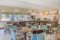 Comfort Suites Columbia Northeast - Fort Jackson - breakfast