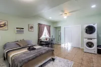 Spacious Modern Studio with a private entrance nearby Sequoia N Park