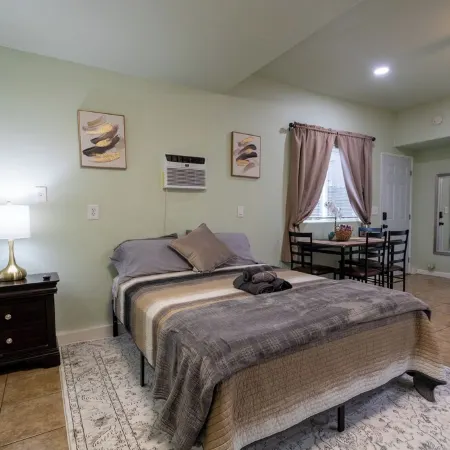 Spacious Modern Studio with a private entrance nearby Sequoia N Park
