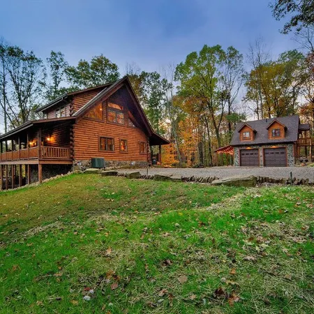 Hickory Ridge-Cabin less than 10 miles away from main state parks.