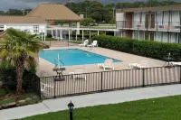 Days Inn by Wyndham Goldsboro - Pools