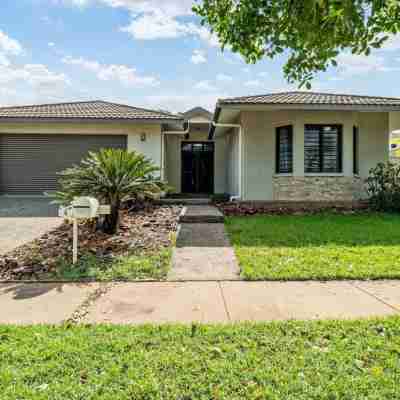 Zen Orient Luxurious 4BR Oasis With Private Pool Hotel Exterior