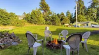 Walk to Beach & Shops Fireplace, Patio Dining & Firepit at Manzanita Ave