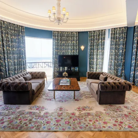 Warwick Palm Beach Hotel Отели рядом с достопримечательностью «Залив Зайтуна»