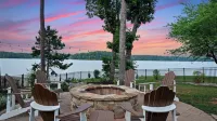 Relax on the Lake by AvantStay - Homestays