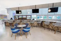 ฮอลิเดย์ อินน์ รีสอร์ต คิสซิมมี บาย เดอะ พาร์คส์ บาย IHG - ที่มีบาร์