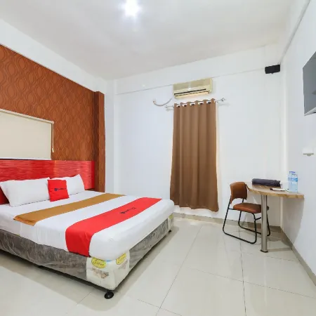 RedDoorz near Cilandak Town Square Отели рядом с достопримечательностью «Торговый центр Cilandak»