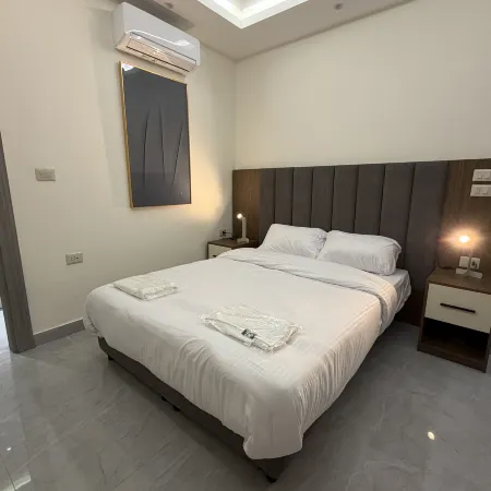 004 JRE apartment with stunning boulevard veiw