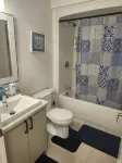 Cozy Riverview Apartment Modern Comfort and Scenic Views โรงแรมใน