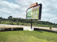 Renajoe Exclusive Guesthouse Tema Community 9 - parking