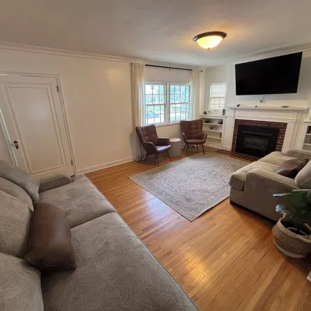 Charming, newly renovated Tudor home next to Morningside University!