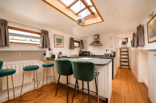 Historic Dutch Barge | Private Sun Deck | St Katharine Docks, Tower Bridge - House Boats