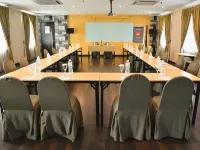 Horison Arcadia Wahid Hasyim Hotels near Sarinah