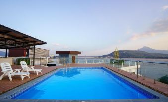 Intouch Riverside Hotel - Housity