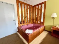 Americas Best Value Inn- St. Ignace - Hot Tub