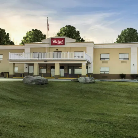 Red Roof Inn & Suites Newburgh - Stewart Airport/ West Point