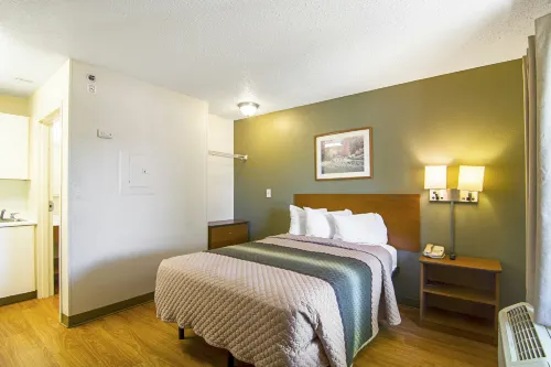HomeTowne Studios Chicago - Waukegan - 2-Star