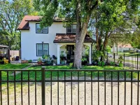 3-bedroom Modern home in welcoming Topeka with WiFi, AC - Homestays