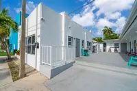 1 block to the Beach 1BR Sleeps 6 · On Hollywood - Condos