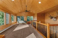 Northern Comfort Overlooking Caribou Lake- Spacious and Secluded - de charme