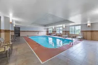 Comfort Inn & Suites Lawrence - University Area - Pool