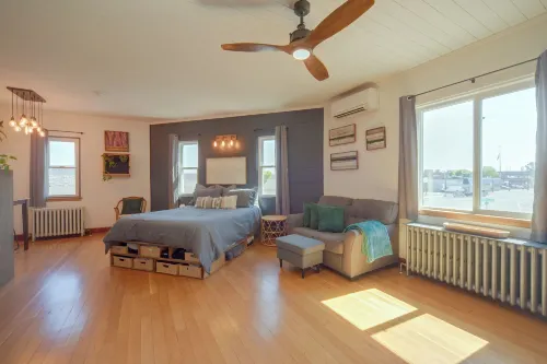Charming Couple's Gem in Duluth w/ Enclosed Porch - Boutique