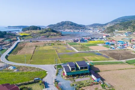 Wando Cheongsando Sun and Moon Pension Отели рядом с достопримечательностью «Spring Waltz Location»