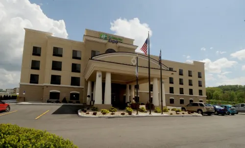 Holiday Inn Express SOMERSET by IHG - parking