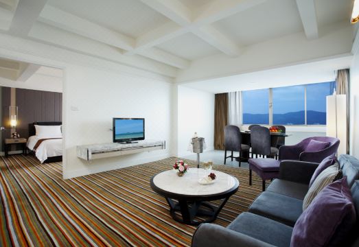 2. 센타라 호텔 핫..