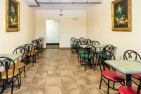 Econo Lodge Cadillac by Choice - breakfast