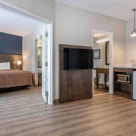 Quality Suites Отели рядом с достопримечательностью «Ле-Ривьер»