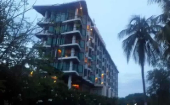 The Sez Hotel Bangsaen Hotels near Laem Thaen