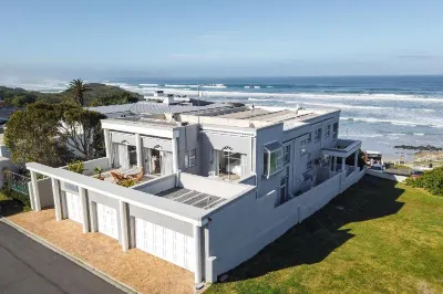 Hermanus Beachfront Lodge - Solar Power Hotels in Voelklip