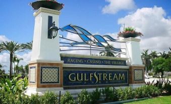 Hallandale Getaway with Pool Near to the Beach - Housity