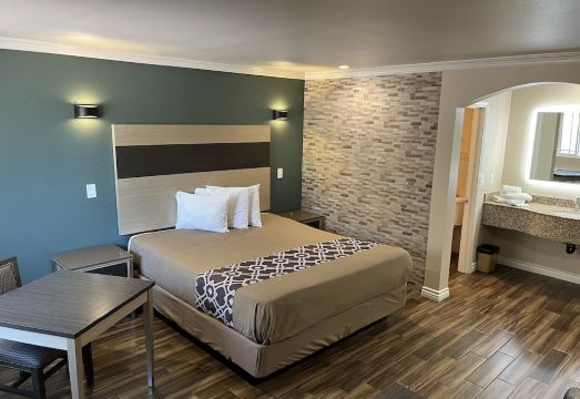 Walnut Inn & Suites West Covina