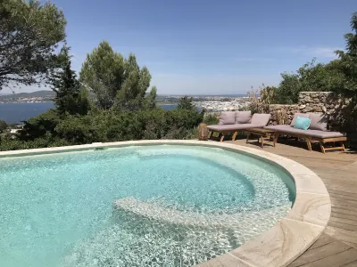 La Singulière maison d'hôtes & Spa Hôtels à proximité de : La Chapelle du Quartier Haut