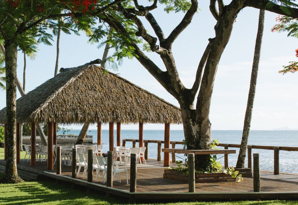 Holiday Inn Suva 로비