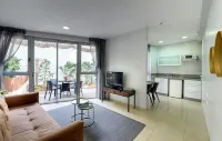 Sea Land Suites - by Echo Hotels - parking