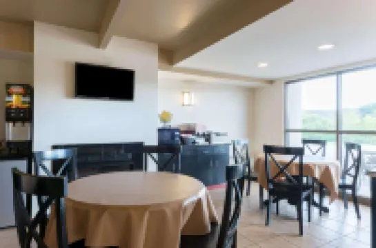 Super 8 by Wyndham Beaver Falls