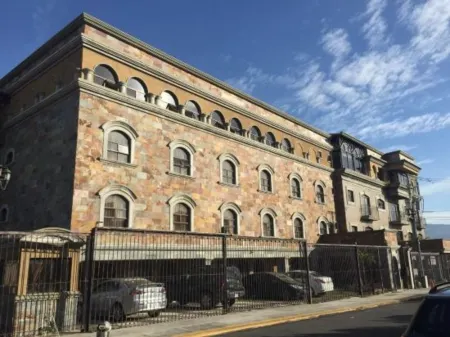 Hotel Plaza Real Suites & Apartments San Jose Отели рядом с достопримечательностью «Calle Puente de piedra»