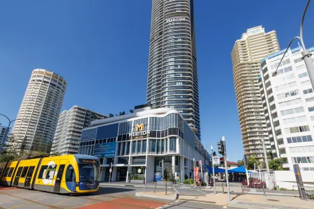 Meriton Suites Surfers Paradise Отели рядом с достопримечательностью «The Wax Museum»