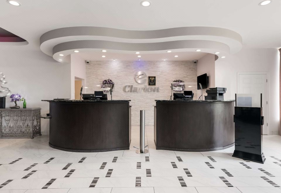 클라리온 인 앤 스위트의 온수 욕조와 수영장 시설