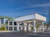 Days Inn & Suites by Wyndham Savannah Midtown Hotels near Memorial Stadium