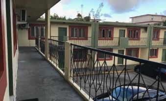 2 Bedroom / 1 Bath Only 5 Minutes Away from Bank of Hawaii