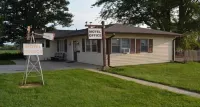 Edgetowner Motel - parking
