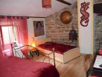 Château des Aiguilles Hotels in Parentignat