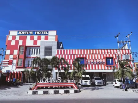 John's Hotel Отели рядом с достопримечательностью «Pantai Warna Kota Kupang NTT»