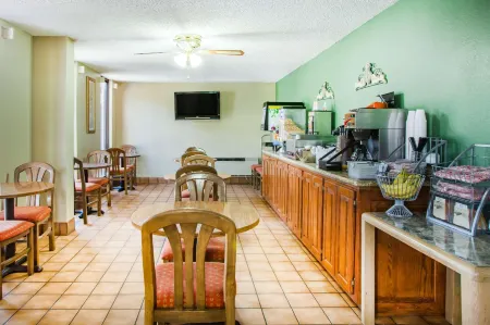 Super 8 by Wyndham Malvern Отели в г. Магнет Ков